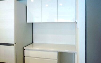 【s203】食器棚, 3枚扉・引き出し収納・梁加工