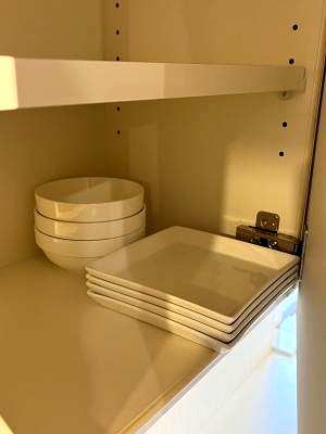 規格の奥行きでは前後に並べきれない食器の例