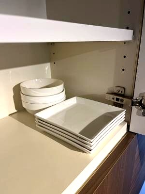 内寸奥行き300mmの吊戸棚に大皿がしっかり納まる例