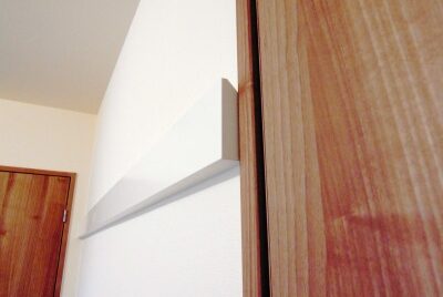 洋室に長押（なげし）をつけるという選択肢｜コートや服の「ちょっと掛け」に