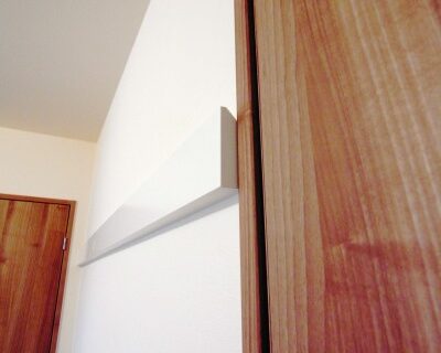 洋室に長押（なげし）をつけるという選択肢｜コートや服の「ちょっと掛け」に